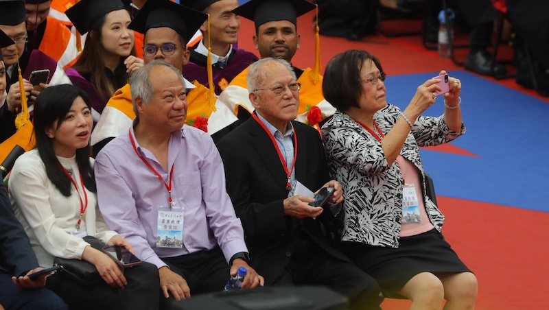 右起）黄仁勋的母亲、父亲及哥哥。